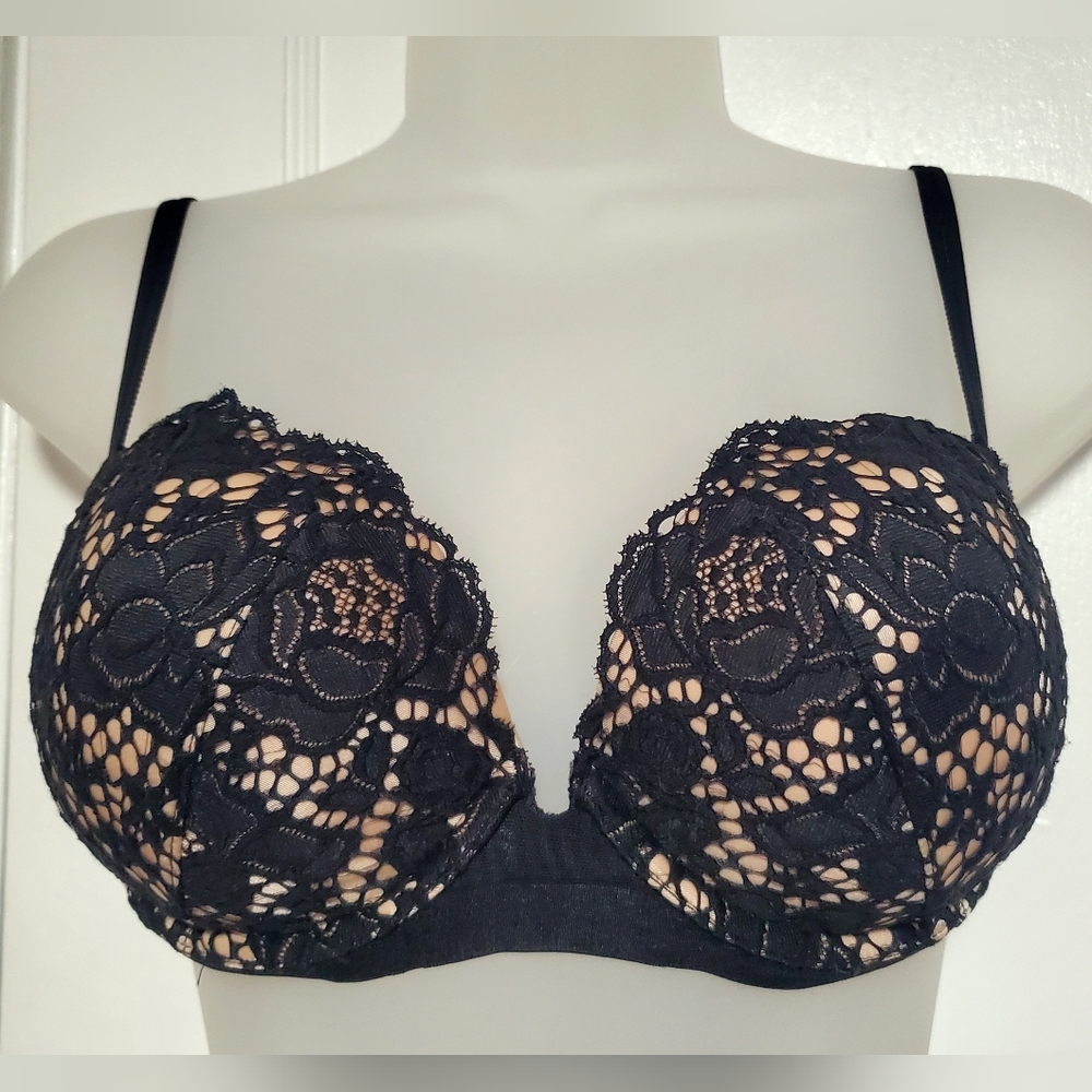 🆕️ NWOT Victoria Secret Black/Nude Lace Bra 32D